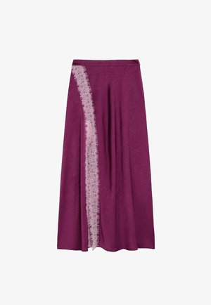 Falda morada de corte línea A con un ribete vertical de encaje rosa claro en un lado, con un patrón texturizado sutil.
