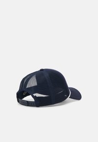 Marineblå caps med nettingbak og buet brem, med trykknapplukking. Teksturen er jevn med et ventilert design for pusteevne.