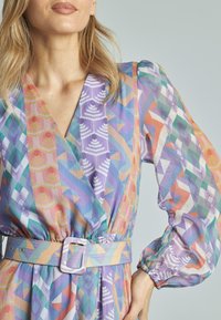 Bunt gemustertes Wickelkleid mit tiefem V-Ausschnitt, langen puffärmel und einem taillierten Design mit rechteckiger Schnalle.