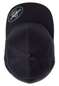 Schwarze Kappe mit flachem Schirm, hergestellt aus glattem, leichtem Material. Verfügt über ein Logo-Patch und sechs Belüftungslöcher auf der Krone.
