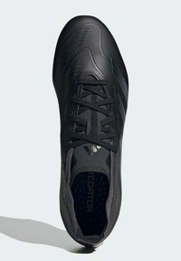 Scarpa sportiva nera con tomaia sintetica texturizzata, dotata di linguetta in rete, lacci e una discreta marchiatura. Design aerodinamico con punta arrotondata.