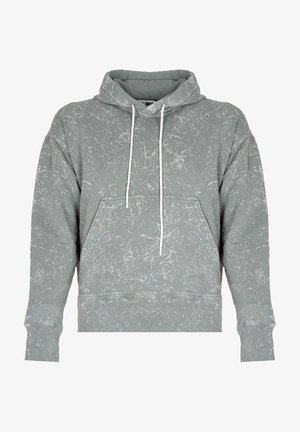 Lysegrå hættetrøje lavet af tekstureret stof med et subtilt mønster, frontlomme og hvide snore i hætten.