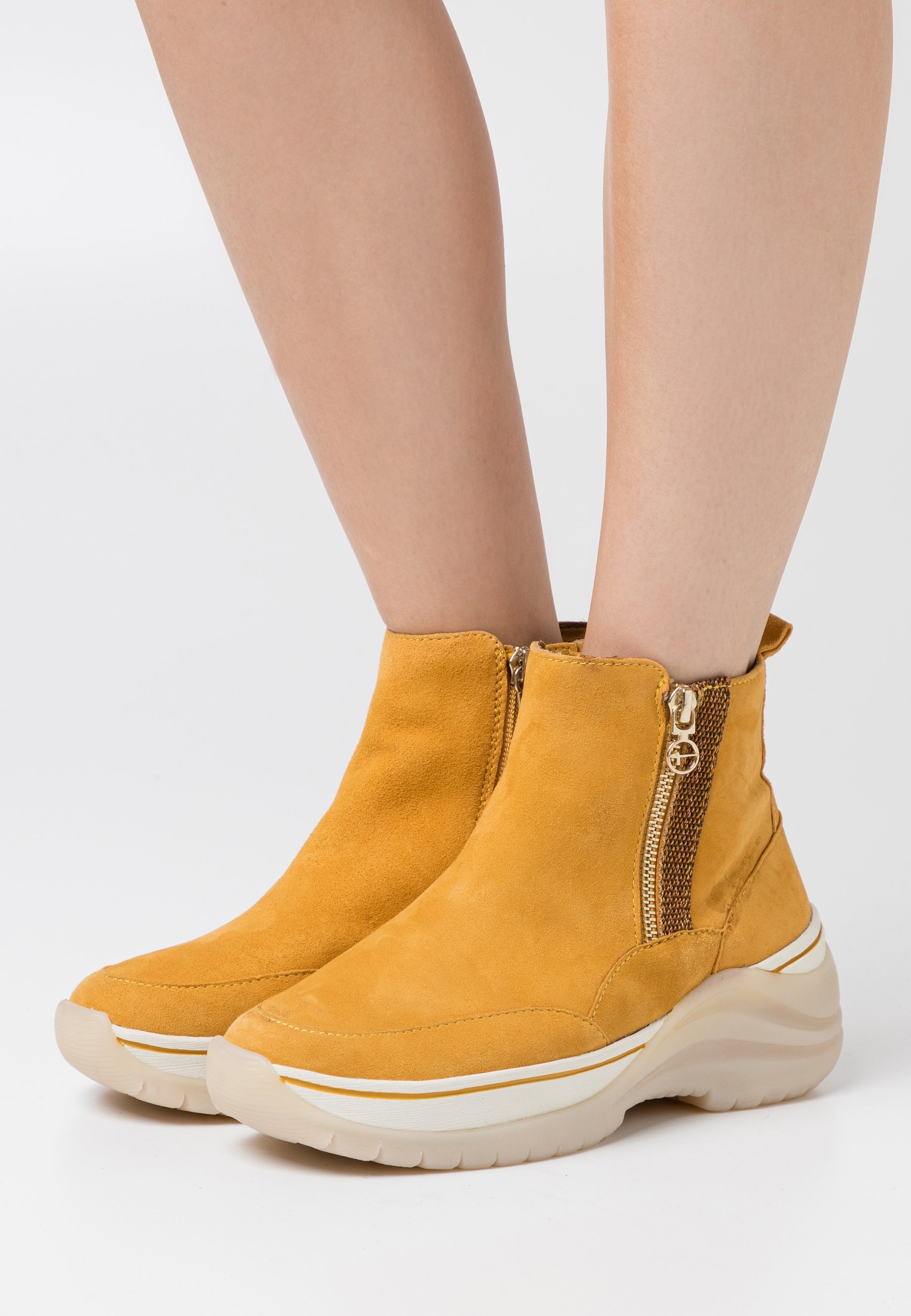 Tamaris laarzen Pure Relax met krokomotief op het sierriempje - Schoenen.nl