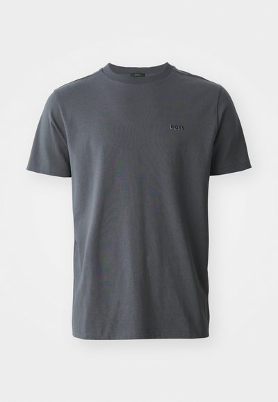 T-shirt gris foncé à manches courtes, col rond avec petit logo « BOSS » sur la poitrine gauche, présenté à plat sur fond blanc.