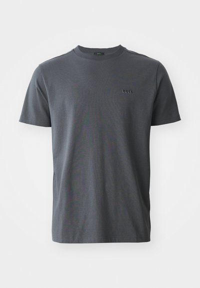 T-shirt gris foncé à manches courtes, col rond avec petit logo « BOSS » sur la poitrine gauche, présenté à plat sur fond blanc.
