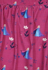 Tela morada con una textura suave, que presenta un patrón repetido de dos personajes ficticios y motivos florales en blanco y azul oscuro.