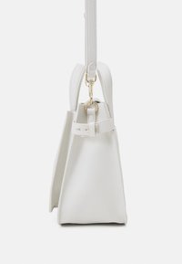 Borsa a tracolla in pelle bianca con texture, dalla forma strutturata, dotata di una maniglia superiore e una tracolla removibile, impreziosita da dettagli in oro.