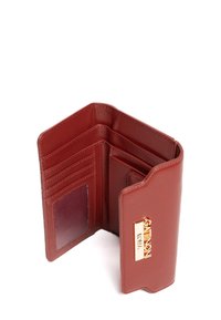 Rode leren portemonnee met meerdere kaartsleuven en een doorzichtige ID-venster. Voorzien van een logo plaat in goudkleur. Glad textuur en gestructureerd ontwerp.