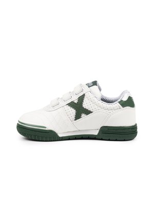 Zapatilla blanca con suela verde oscura, logo verde "X" en el lateral y tres tiras de velcro blancas, mostrada en perfil derecho sobre fondo blanco.
