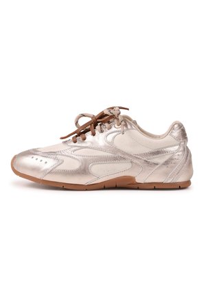 Metallist hõbedane toss, millel on pruunid paelad, sile pind, ümar nina ja kummist välistald. Omab dekoratiivseid ülekatteid ja auke.