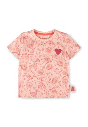 Maglietta rosa a maniche corte per bambino piccolo con motivo di uccelli rossi e fiori, con una toppa a forma di cuore rossa sul petto e una piccola etichetta a forma di cuore sul lato.