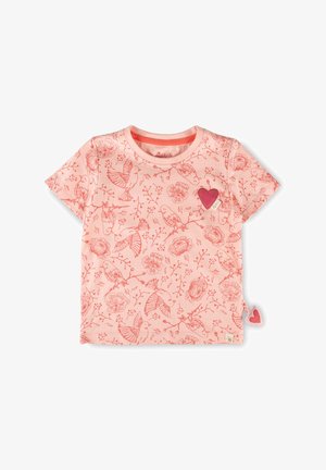 Chemise rose à manches courtes pour tout-petit avec motif d'oiseaux rouges et de fleurs, ornée d'un patch en forme de cœur rouge sur la poitrine et d'une petite étiquette en forme de cœur sur le côté.