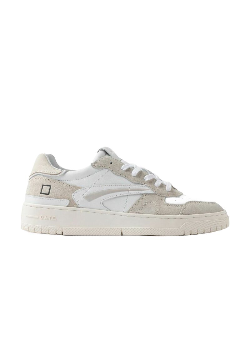 Sneaker bianchi e grigio chiaro in pelle e suede, con una superficie texture, suola spessa e design con lacci con accenti del logo.