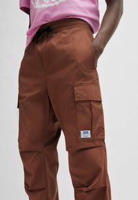 HUGO GADIC - Cargobroek - brown five