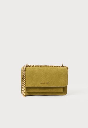 Bolso de ante verde oliva con correa de cadena dorada y cierre de solapa, pequeño logotipo dorado de la marca en el centro delantero.