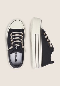 Sneakers neri in tela con lacci metallici argento, punta in gomma bianca e suola spessa bianca con strisce nere sui lati.