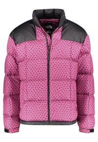 Chaqueta acolchada rosa con un patrón texturizado, que presenta un yugo de nailon negro y una cremallera frontal completa. Acolchada para un aislamiento y calor óptimos.