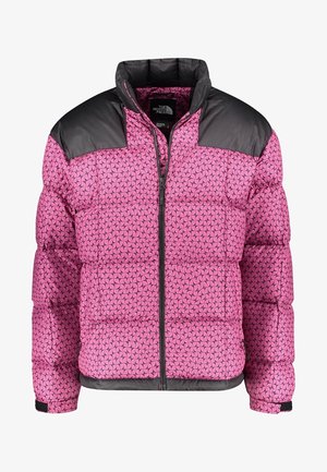 Giacca puffer rosa con motivo testurizzato, dotata di un yoke in nylon nero e zip frontale completa. Imbottita per isolamento e calore.