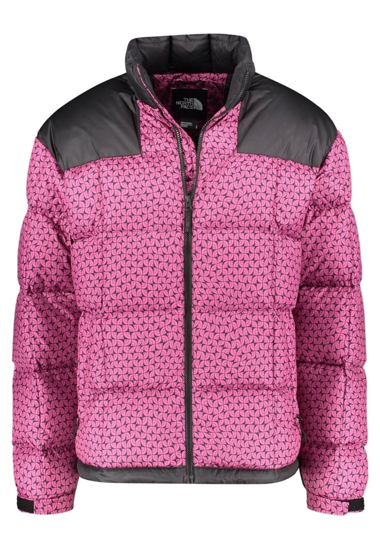 Chaqueta acolchada rosa con un patrón texturizado, que presenta un yugo de nailon negro y una cremallera frontal completa. Acolchada para un aislamiento y calor óptimos.