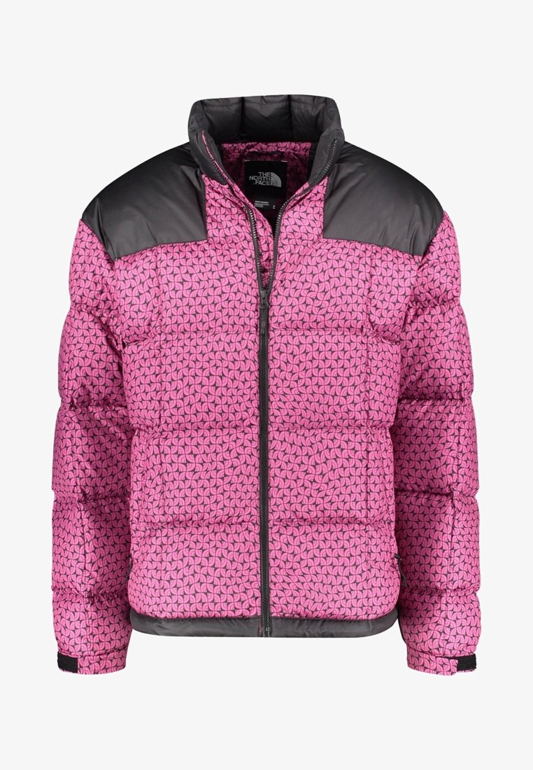 Chaqueta acolchada rosa con un patrón texturizado, que presenta un yugo de nailon negro y una cremallera frontal completa. Acolchada para un aislamiento y calor óptimos.
