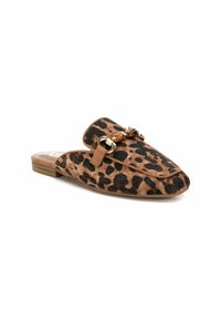 Mocasin sin cordones con estampado de leopardo, hecho de tejido texturizado, con un bajo tacón cuadrado y acentuado con un detalle de hebilla en tono dorado.