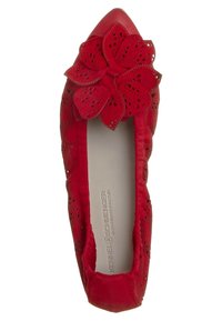 Ballerines en faux suède rouge avec un bout pointu, un détail floral décoratif et des accents découpés au laser. Doublure intérieure lisse et semelle rembourrée.