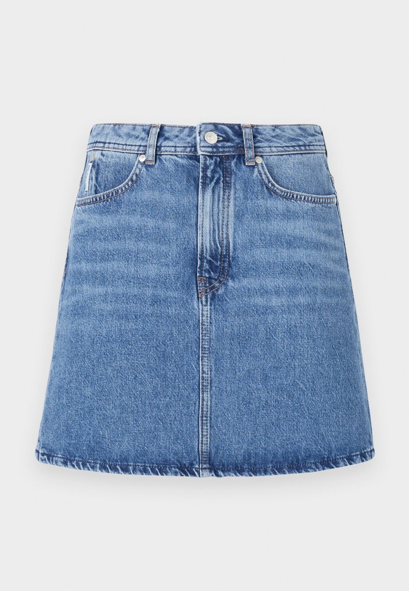 Jupe en jean de forme évasée en A, lavage bleu clair, avec deux poches avant et une fermeture à bouton à la taille. Détails de couture visibles.