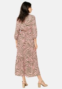 Langes pinkes und beiges Kleid mit Zebra-Streifenmuster, elastischer Taille, Puffärmel und einem gestuften Rockdesign.