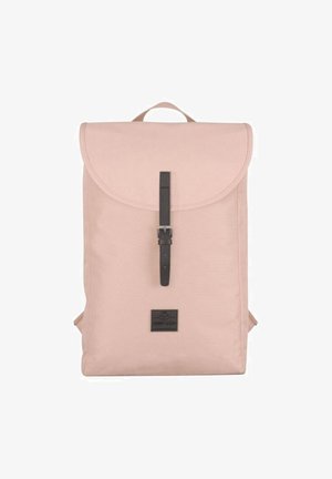 Heller rosa Rucksack mit einer abgerundeten Klappe, schwarzem Schnallen- und Riemenverschluss, strukturiertem Stoff und einem rechteckigen Grunddesign.