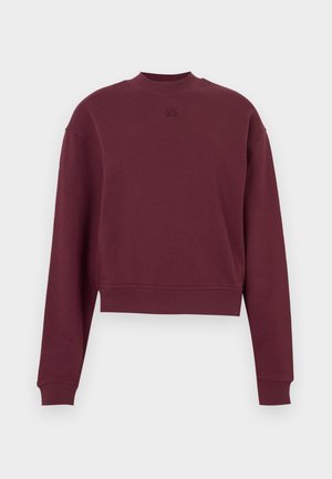 Burgundska krajša majica z dolgimi rokavi, izdelana iz mehke tkanine, z visokim ovratnikom in reliefnim logotipom spredaj.