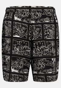 Sorte shorts med et komisk stripedesign i hvit blekk, som viser ulike action-scener og lydeffekter i et gjentatt mønster.