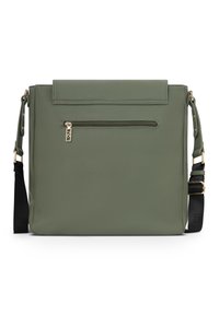 Borsa a mano in pelle verde con superficie testurizzata, dotata di tasca con cerniera sul davanti e tracolla removibile con lunghezza regolabile.