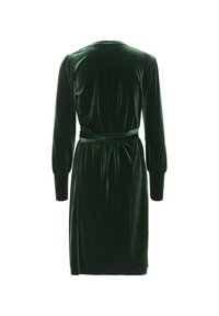Grünes Samtkleid mit langen Ärmeln, tailliertem Bund und glatter Textur. Verfügt über einen runden Ausschnitt und dezente Raffung an den Ärmeln.
