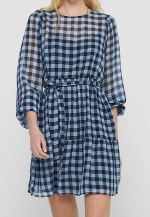 Karo-Kleid mit blauem und marineblauem Karomuster, transparenten langen Ärmeln, einem taillierten Oberteil und einem ausgestellten Rock mit einem gestuften Saum.