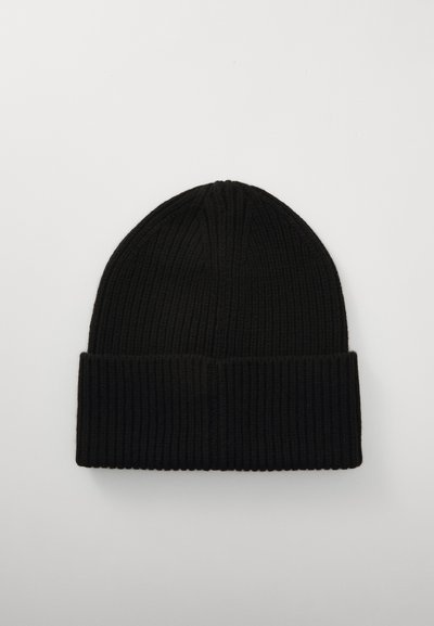 Berretto lavorato a maglia nero con texture a coste, dotato di risvolto e cima arrotondata, progettato per una vestibilità aderente.
