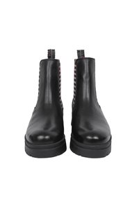 Czarne skórzane botki za kostkę z elastycznymi panelami bocznymi, zdobione różowo-czarnym paskowanym wzorem, okrągłym noskiem i płaską gumową podeszwą.