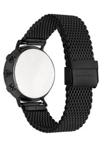 Orologio in metallo nero con quadrante rotondo e liscio color argento, dotato di un cinturino a rete intrecciata e hardware nero elegante per la chiusura e la regolazione.