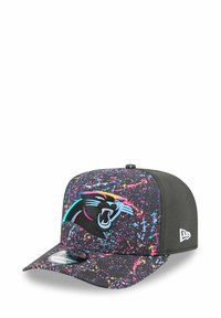 Schwarze Mütze mit einem bunten Spritzmuster, ausgestattet mit einem gestickten Logo der Carolina Panthers. Mit gebogenem Schirm und atmungsaktivem, strukturiertem Stoff.