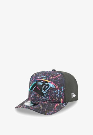 Schwarze Mütze mit einem bunten Spritzmuster, ausgestattet mit einem gestickten Logo der Carolina Panthers. Mit gebogenem Schirm und atmungsaktivem, strukturiertem Stoff.