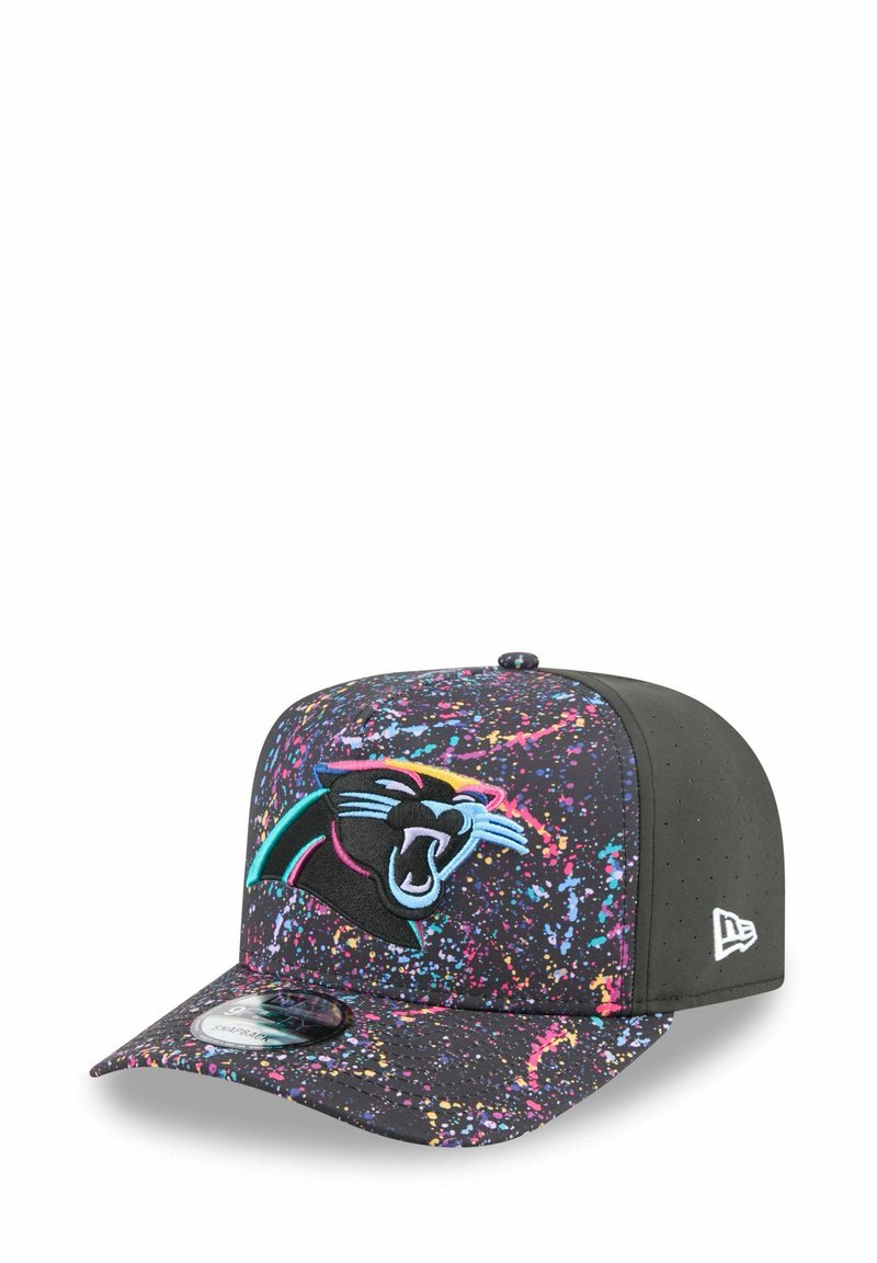 Schwarze Mütze mit einem bunten Spritzmuster, ausgestattet mit einem gestickten Logo der Carolina Panthers. Mit gebogenem Schirm und atmungsaktivem, strukturiertem Stoff.