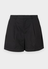 Sorte shorts laget av et lett, glatt stoff. Har folder foran, en skreddersydd silhuett og en rullet kant nederst.