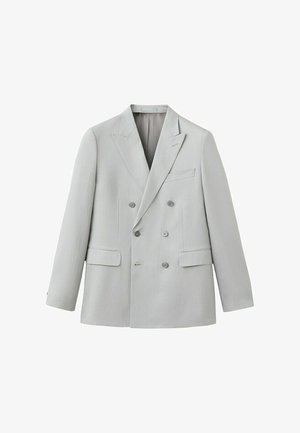 Hellgrauer zweireihiger Blazer mit fallendem Revers, vier vorderen Knöpfen, zwei Pattentaschen und einer Brusttasche, flach auf weißem Hintergrund präsentiert.