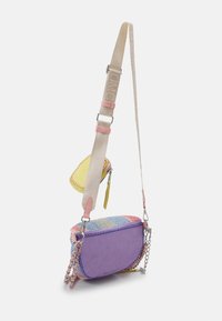 Multicolore handtas met een paarse suede body, pastelaccenten, een ketting- en canvasriem, en een kleine afneembare ritstas.