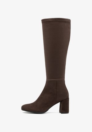 Wysoki brązowy zamszowy botek damski na słupku z okrągłym noskiem, widok z boku na białym tle.