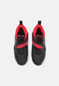 Nike Performance TEAM HUSTLE D 11 - Kosárlabdacipők - black/university red/white