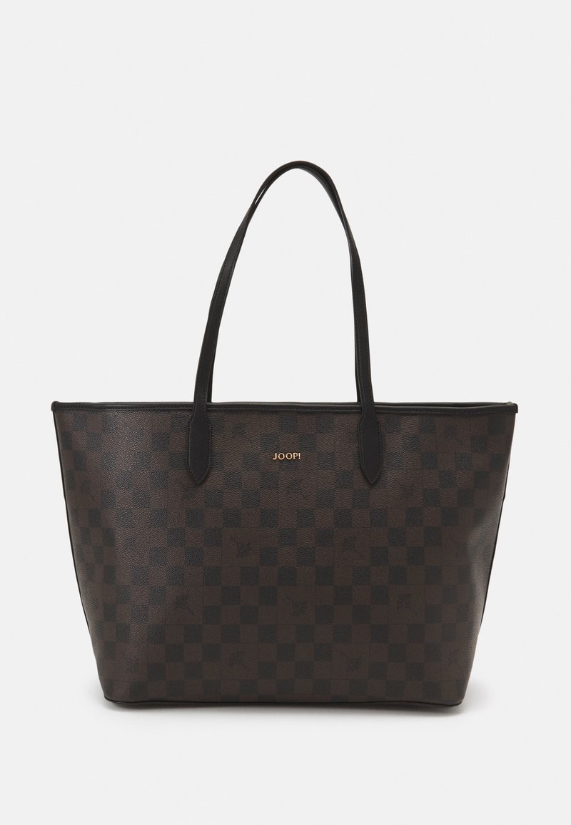 Brūns šaha galds tote soma ar melnām mākslīgās ādas akcentiem, diviem rokturiem un zelta logo priekšpusē. Gluda tekstūra, strukturēta forma.