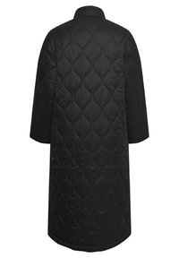 Abrigo largo negro acolchado con cuello alto, que presenta un patrón de diamantes, mangas tres cuartos y un corte holgado.