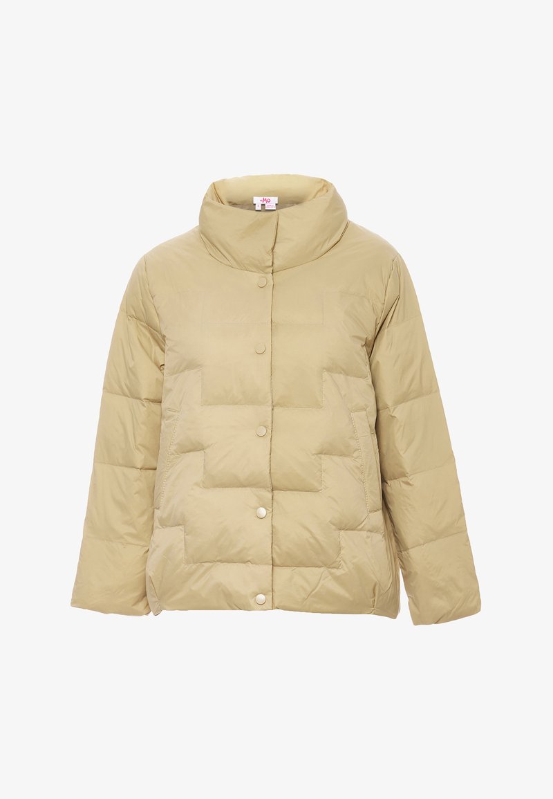 Pufjakke i beige med høj krave, featuring knaplukning og quiltet tekstur med firkantede mønstre.