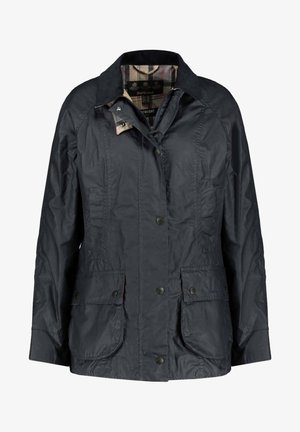 Granatowa lekka kurtka z guzikowym zapięciem z przodu, dwoma przednimi kieszeniami i w kratkę podszewką. Posiada miękki kołnierz oraz teksturowany materiał.