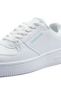 Vita sneakers tillverkade av slät läder med perforerade detaljer, rund snörning, vadderad krage och subtil ljusblå branding.